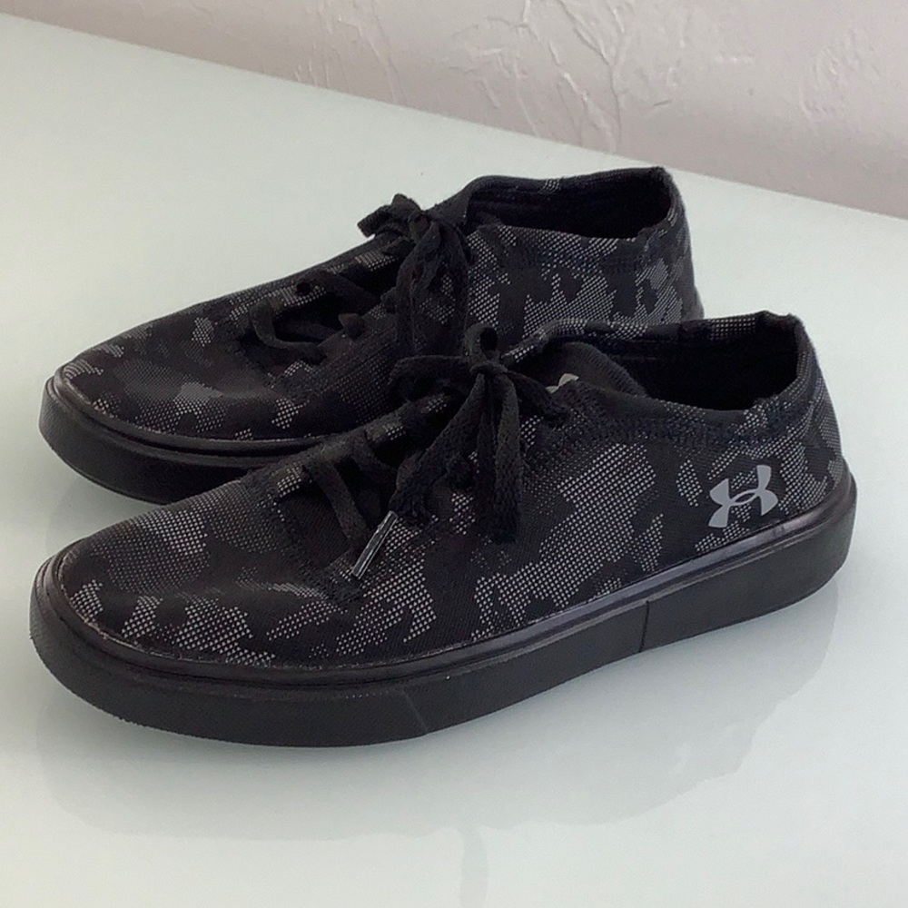 Under Armour Kickit2 black Camouflaged sneakers size 4Y EUC